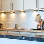Casiola - Beautiful Spacious With Frontal Sea View * كنوك هايست