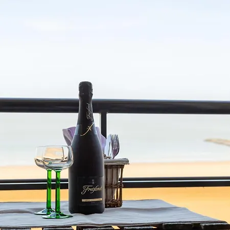 Casiola - Beautiful Spacious With Frontal Sea View アパート クノック・ヘイスト